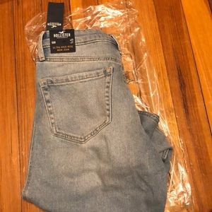 Hollister Ultra High-Rise Mom Jean. 00R
